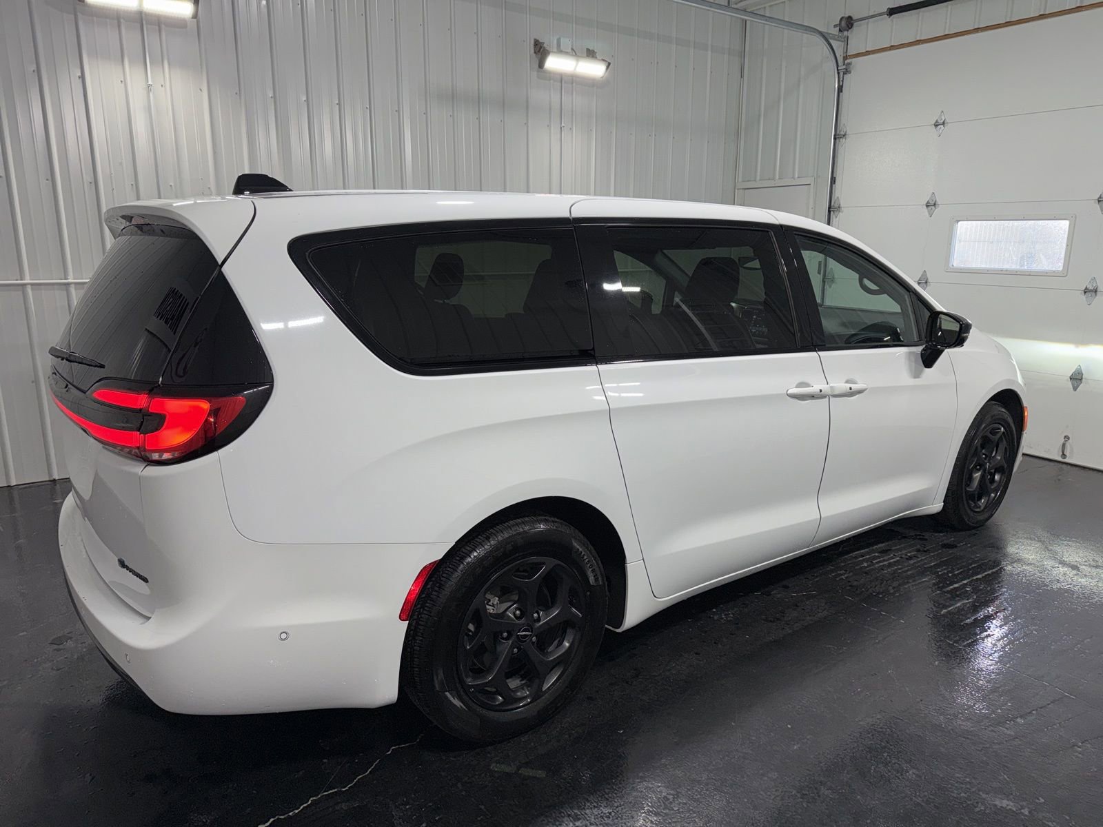 Used 2024 Chrysler Pacifica Select image 3