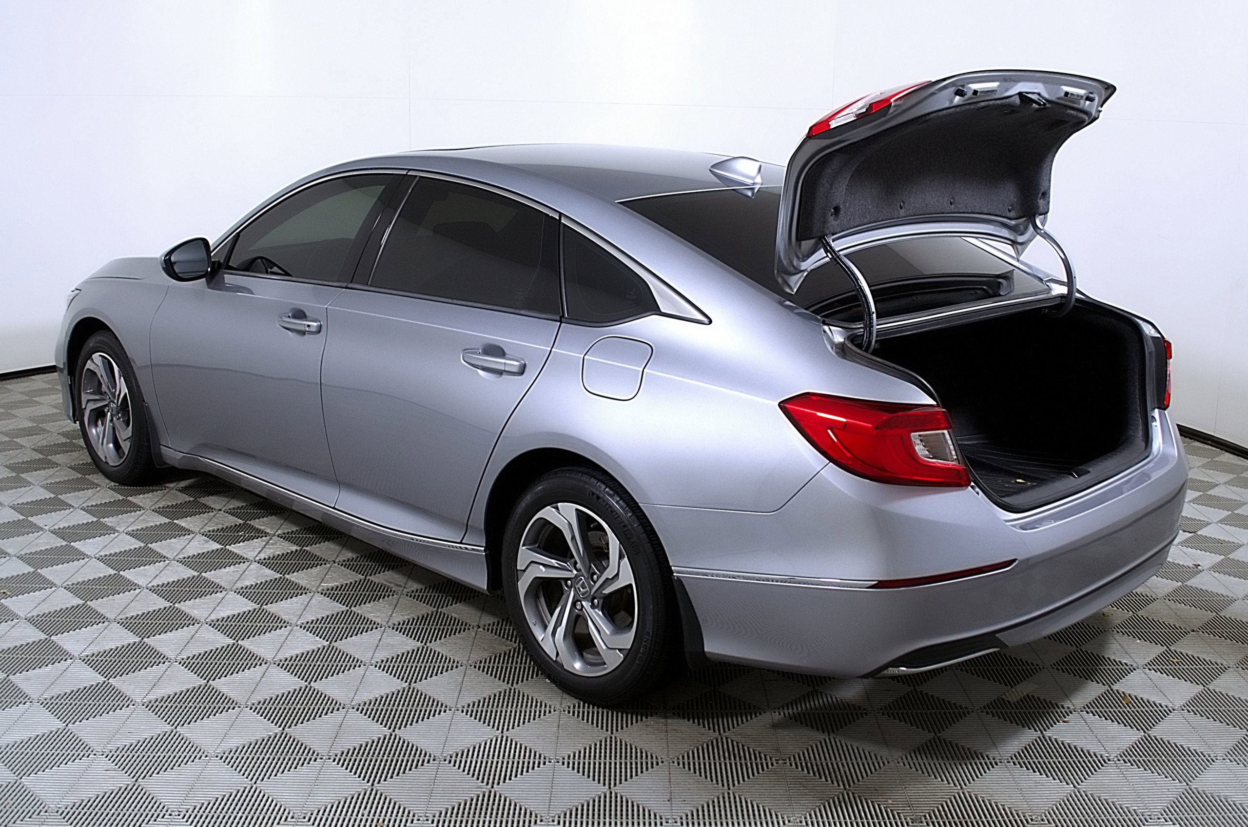 Used 2018 Honda Accord EX image 10