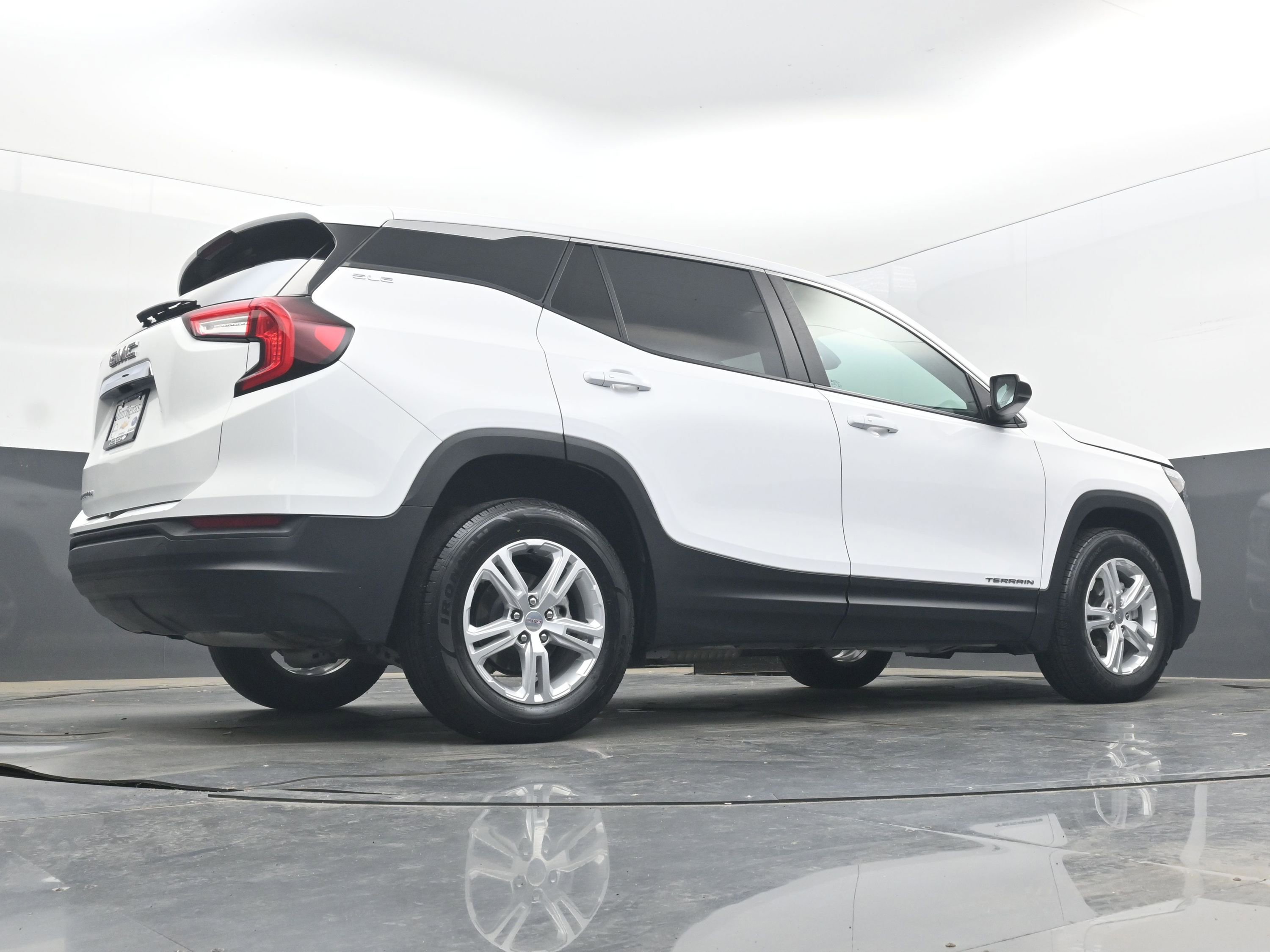 Used 2024 GMC Terrain SLE FWD image 29