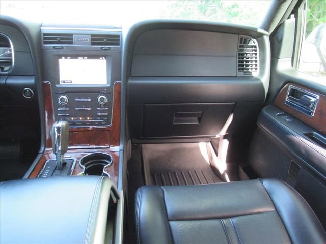Used 2017 Lincoln Navigator Select image 14