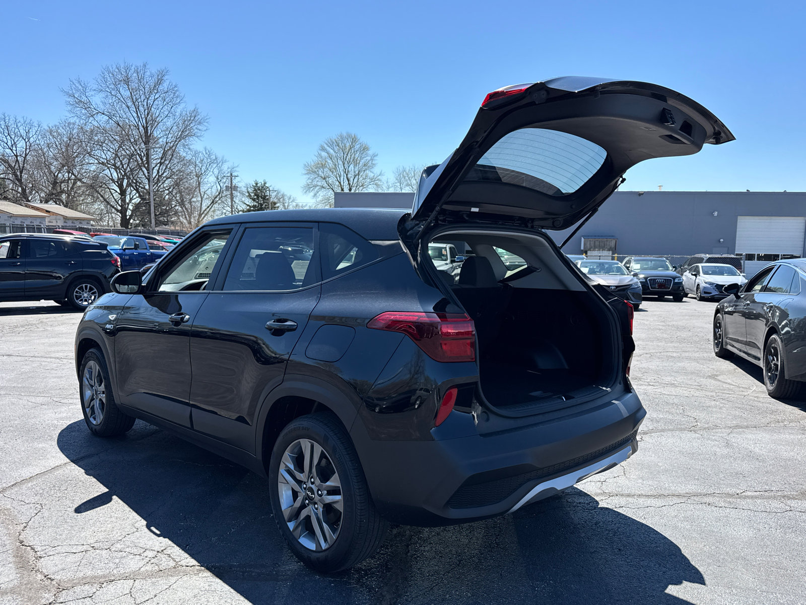 Used 2023 Kia Seltos LX image 16