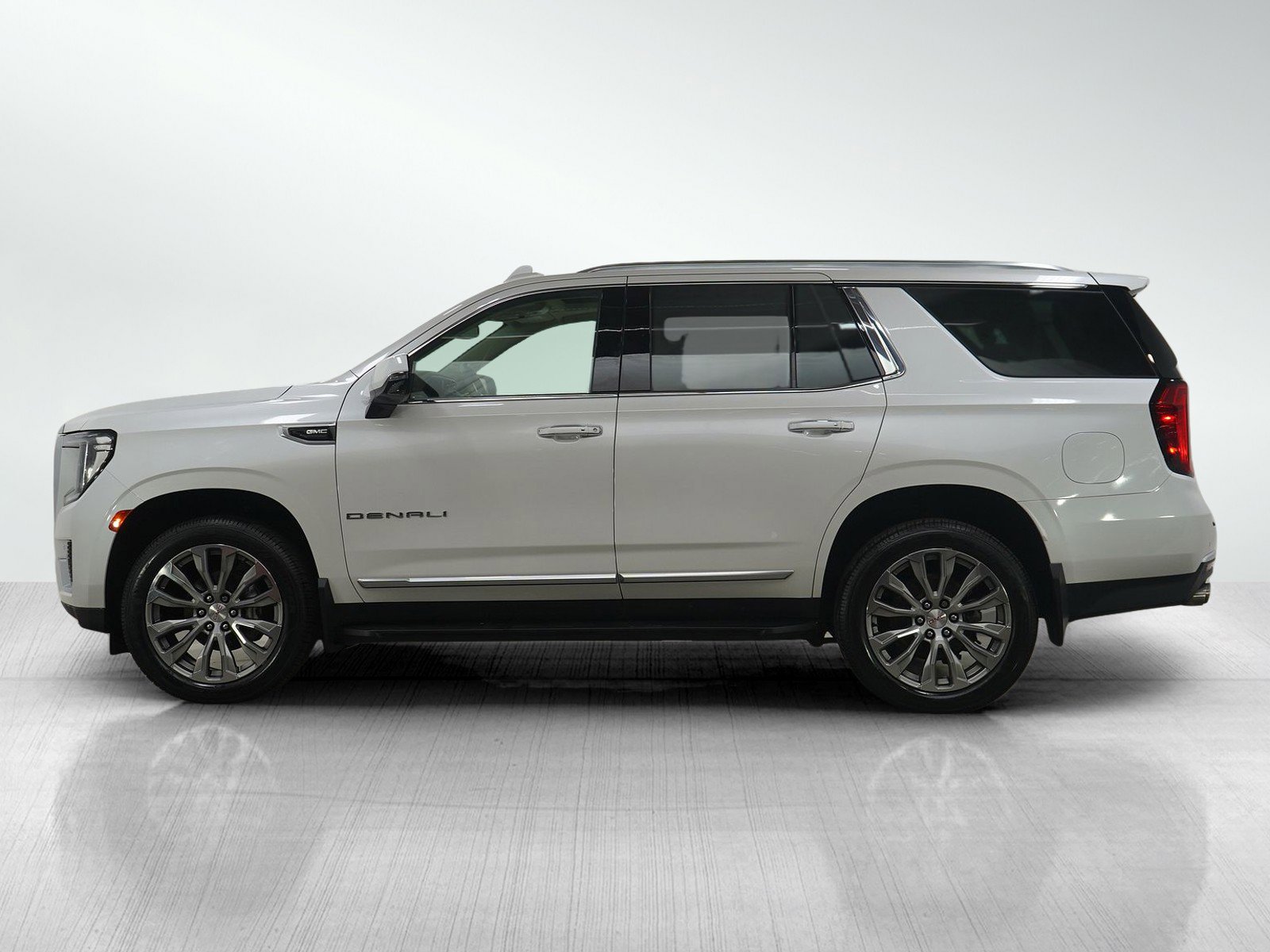 Used 2021 GMC Yukon Denali image 2