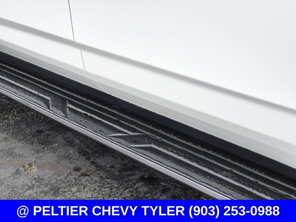 Used 2024 Chevrolet Suburban LT w/ Luxury Package RWD image 8