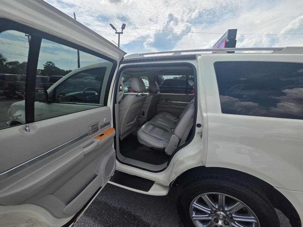 Used 2009 Chrysler Aspen Limited RWD image 9