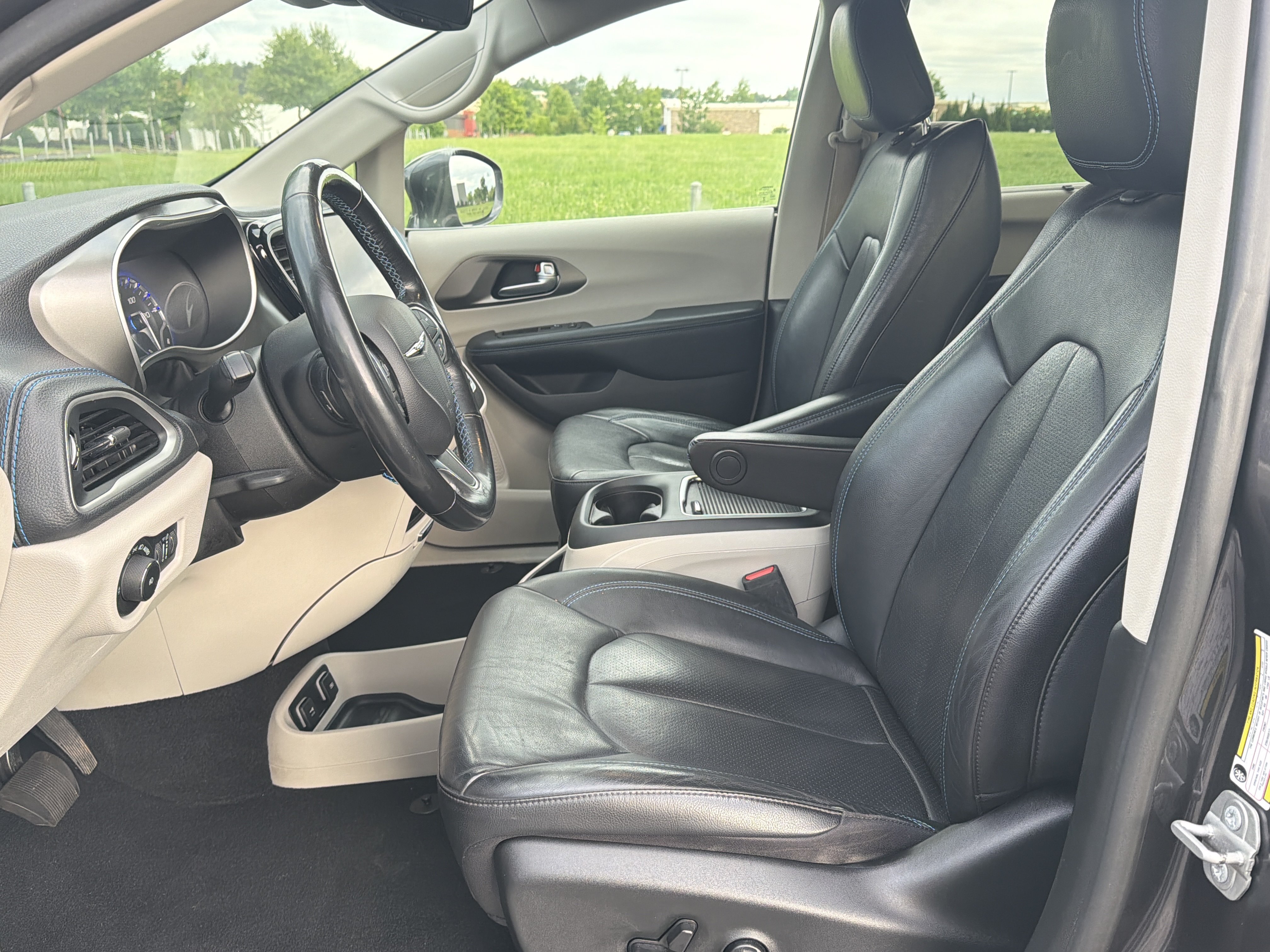 Used 2021 Chrysler Pacifica Touring-L FWD image 24