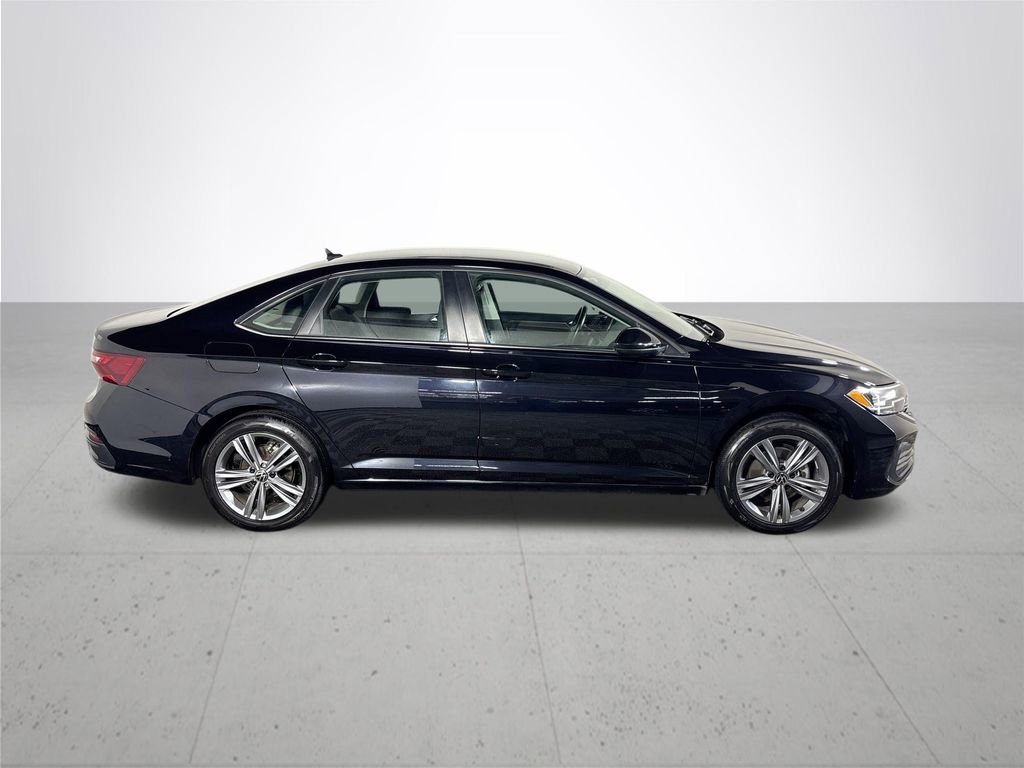 Used 2024 Volkswagen Jetta SE FWD image 5