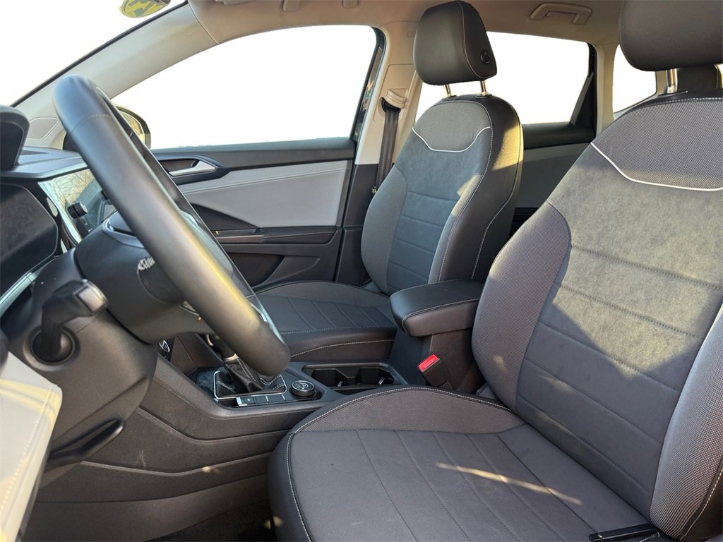 Used 2024 Volkswagen Taos SE image 9