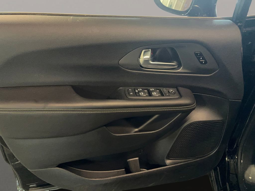 New 2026 Chrysler Pacifica Select image 11
