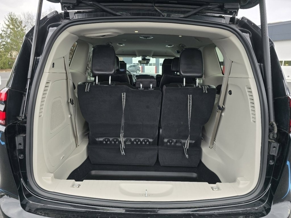 Used 2024 Chrysler Pacifica Touring-L w/ Uconnect Theater Family Group image 17