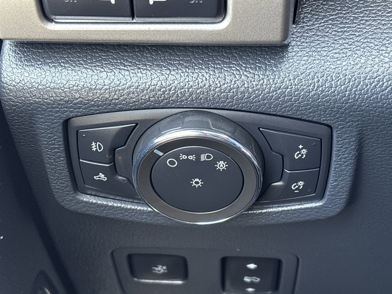 Used 2022 Ford F250 Lariat w/ Black Appearance Package AWD/4WD image 27