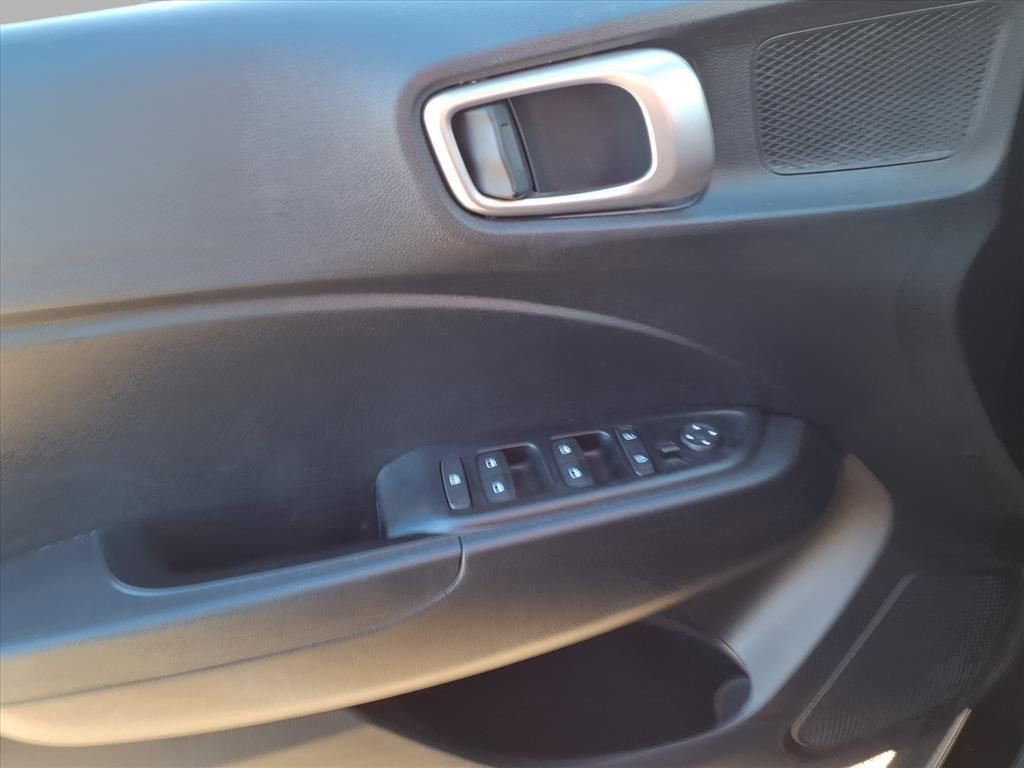 Used 2022 Hyundai Venue SE image 11