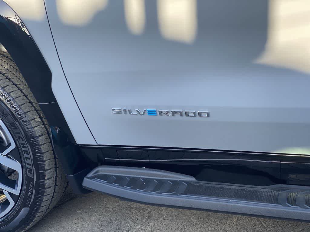 Used 2025 Chevrolet Silverado EV RST AWD/4WD image 10