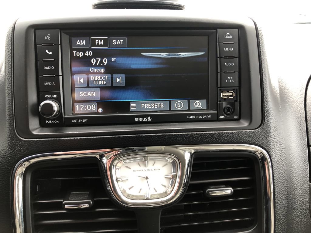 Used 2014 Chrysler Town & Country Touring image 27