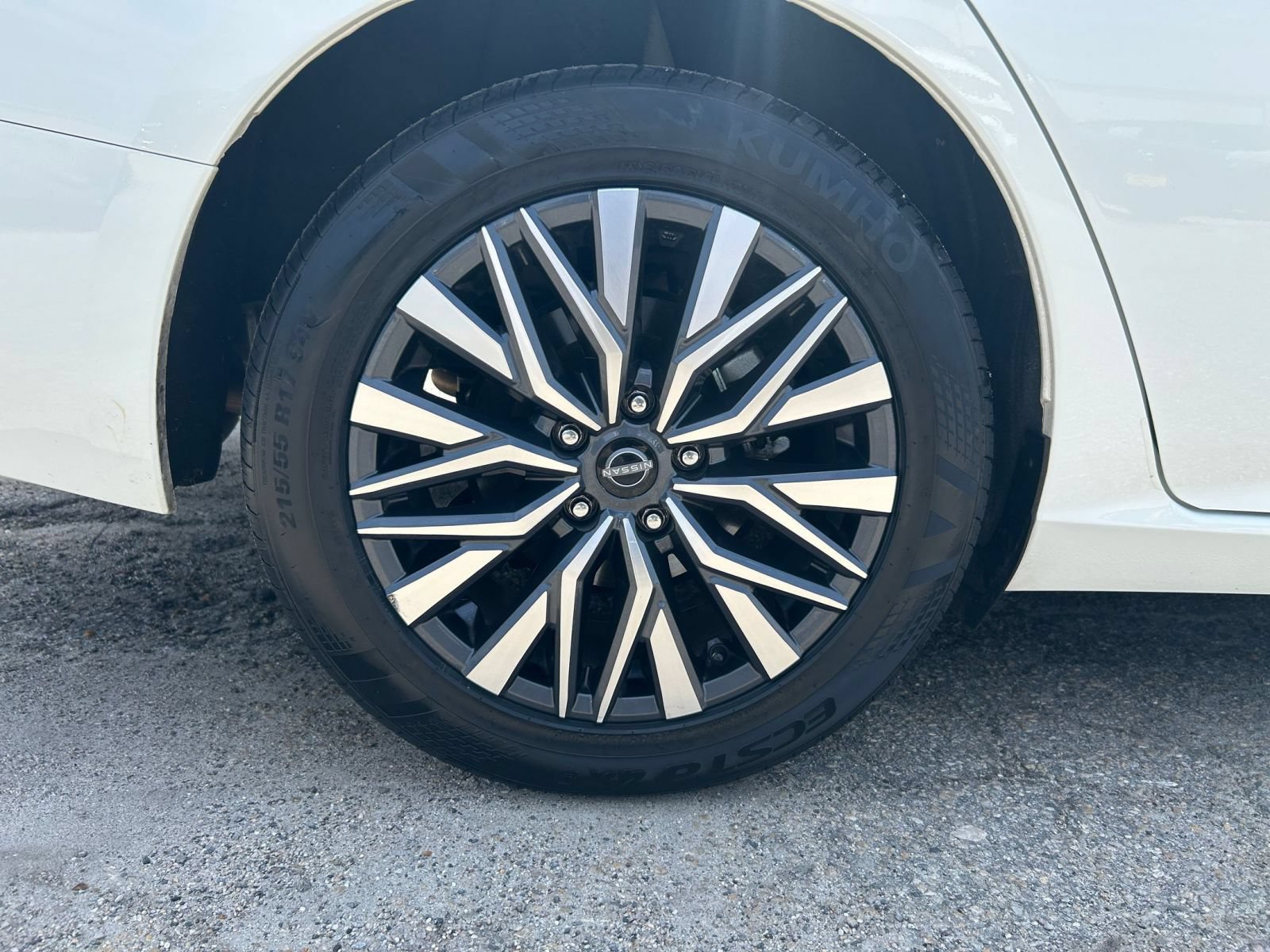 Used 2025 Nissan Altima 2.5 SV FWD image 24
