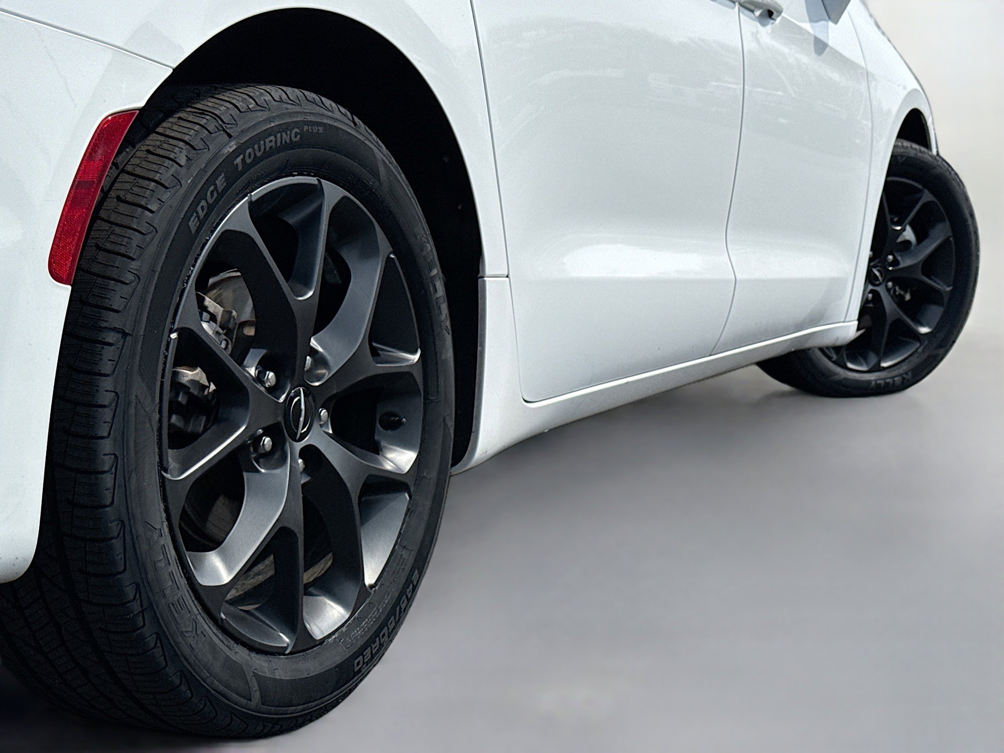 Used 2022 Chrysler Pacifica Touring-L w/ S Appearance Package image 16