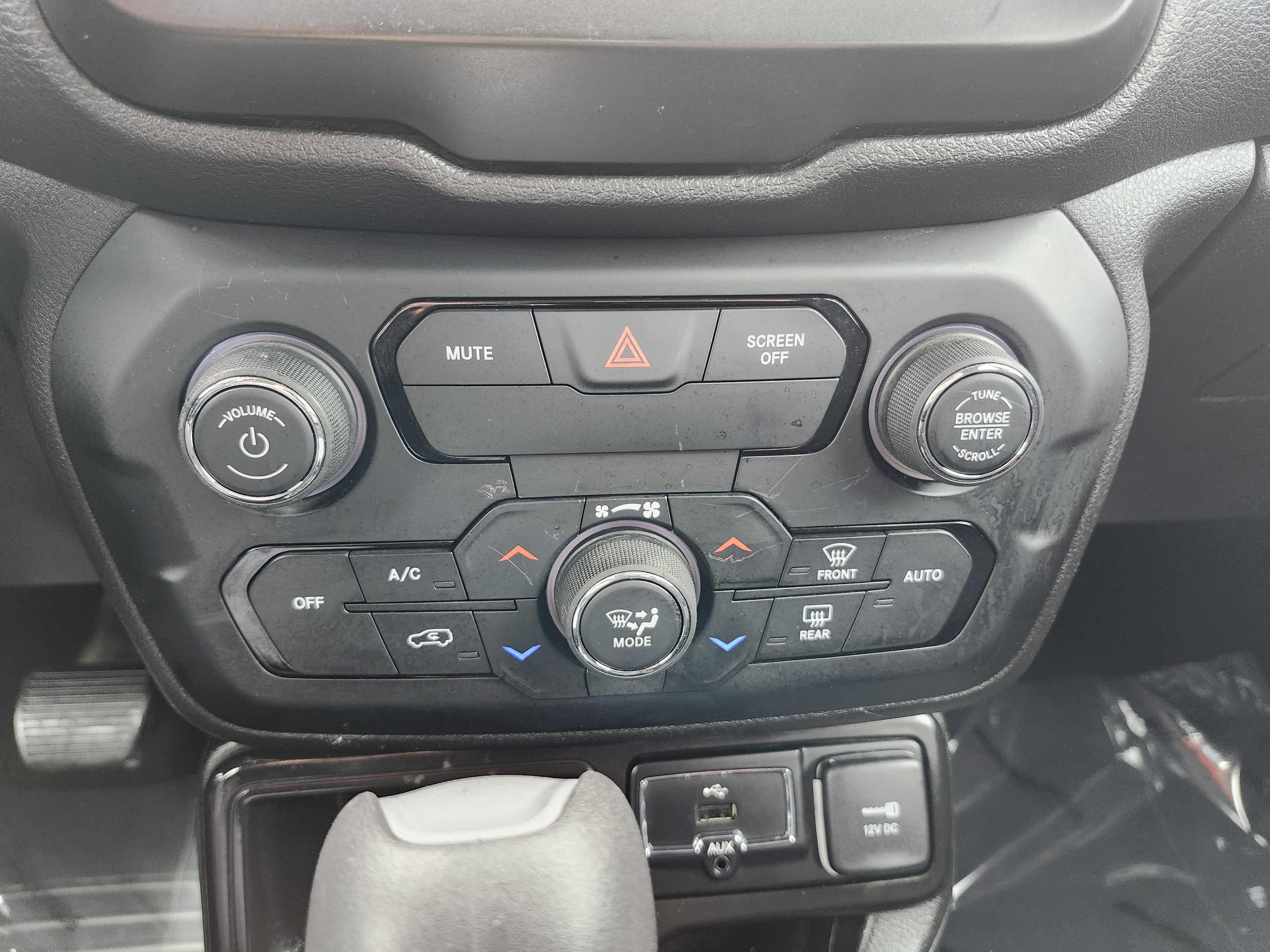 Used 2020 Jeep Renegade Latitude FWD image 27