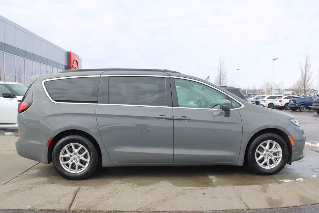 Used 2022 Chrysler Pacifica Touring-L image 6