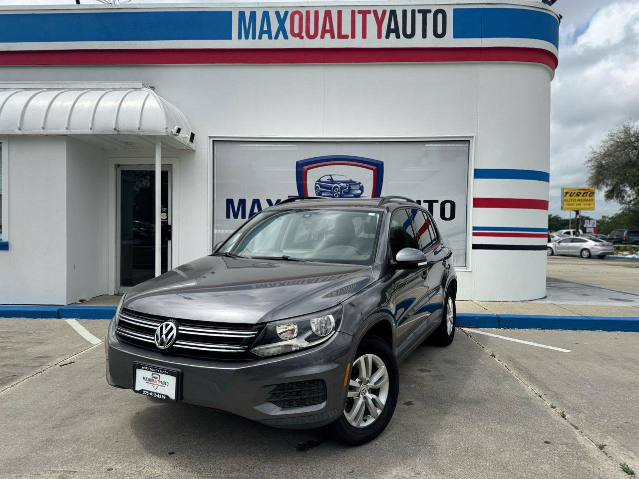 Used 2016 Volkswagen Tiguan S image 2