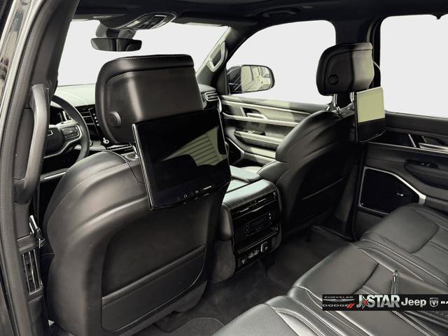 Used 2024 Jeep Wagoneer Series III w/ Premium Group I AWD/4WD image 15