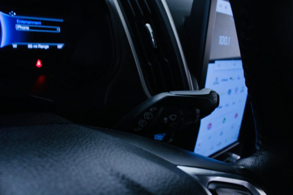 Used 2024 Ford Edge SEL image 11