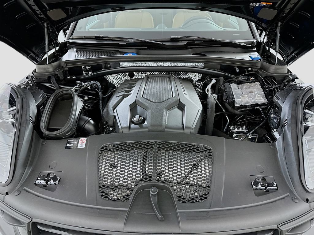 Used 2025 Porsche Macan image 32