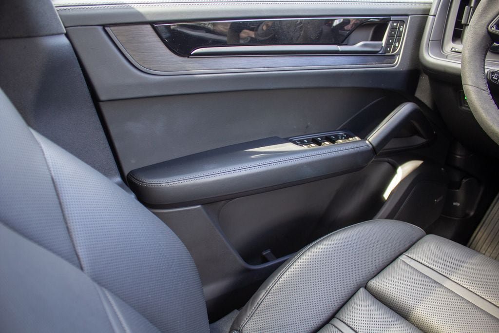 Used 2025 Porsche Cayenne GTS AWD/4WD image 19