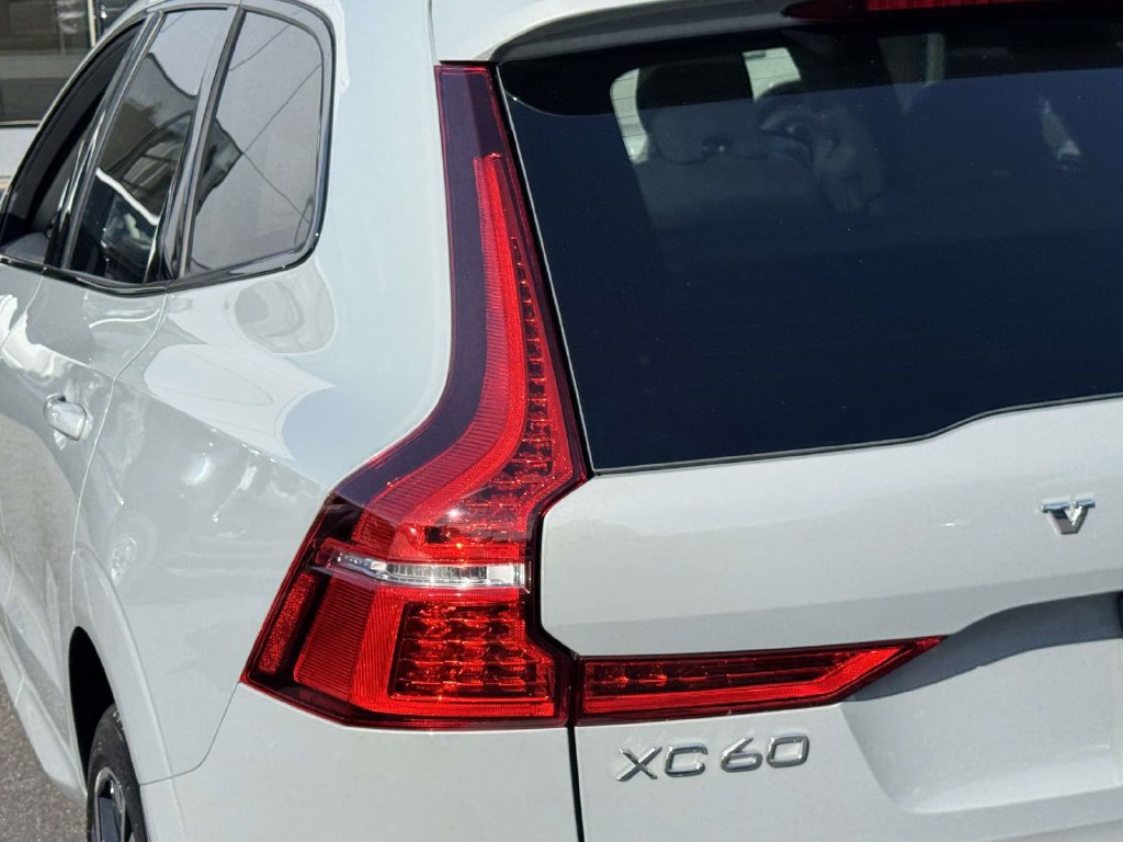 Certified 2025 Volvo XC60 B5 Ultra w/ Protection Package Premier AWD/4WD image 8