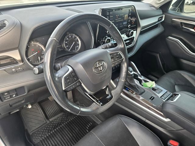 Certified 2021 Toyota Highlander Limited FWD image 12