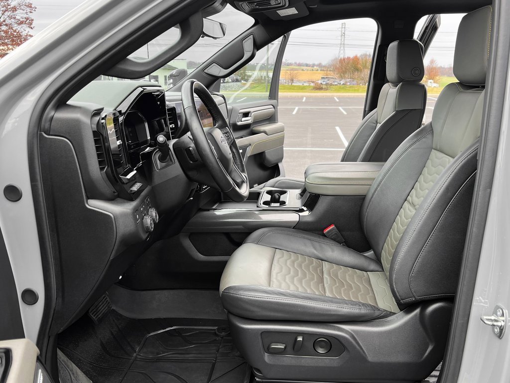 Used 2024 Chevrolet Silverado 2500 ZR2 w/ Technology Package image 3