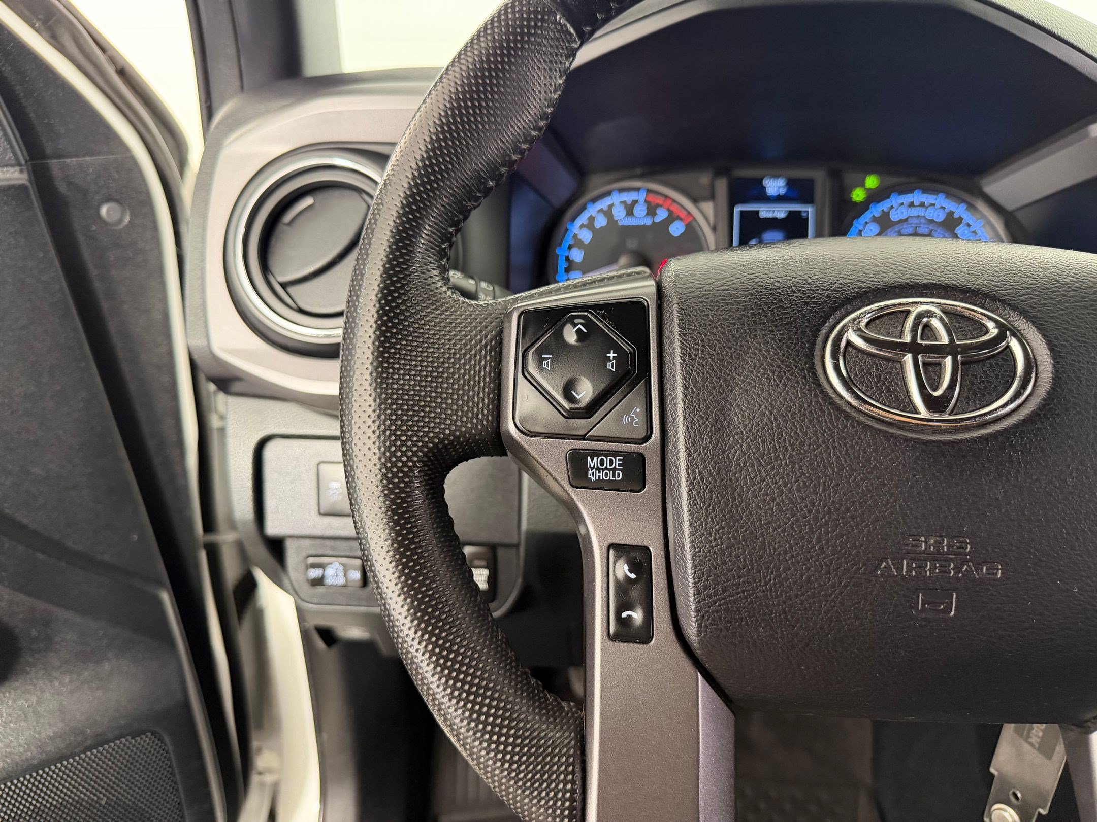 Used 2022 Toyota Tacoma TRD Off-Road w/ Black Out Package (TMS) AWD/4WD image 15