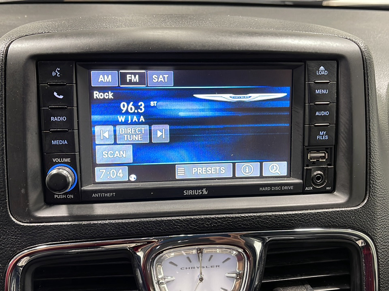 Used 2015 Chrysler Town & Country Touring FWD image 8