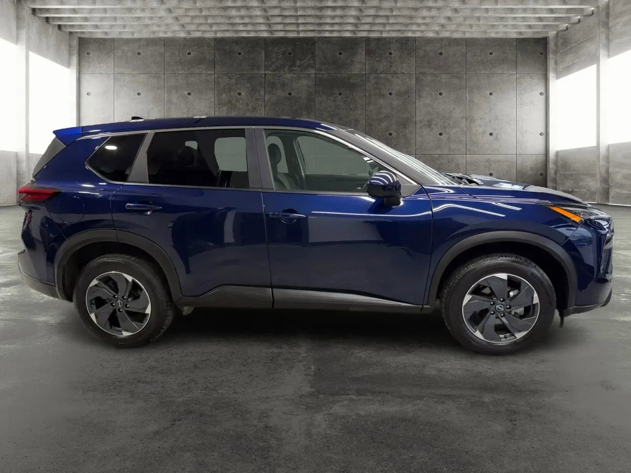 Used 2025 Nissan Rogue SV image 2