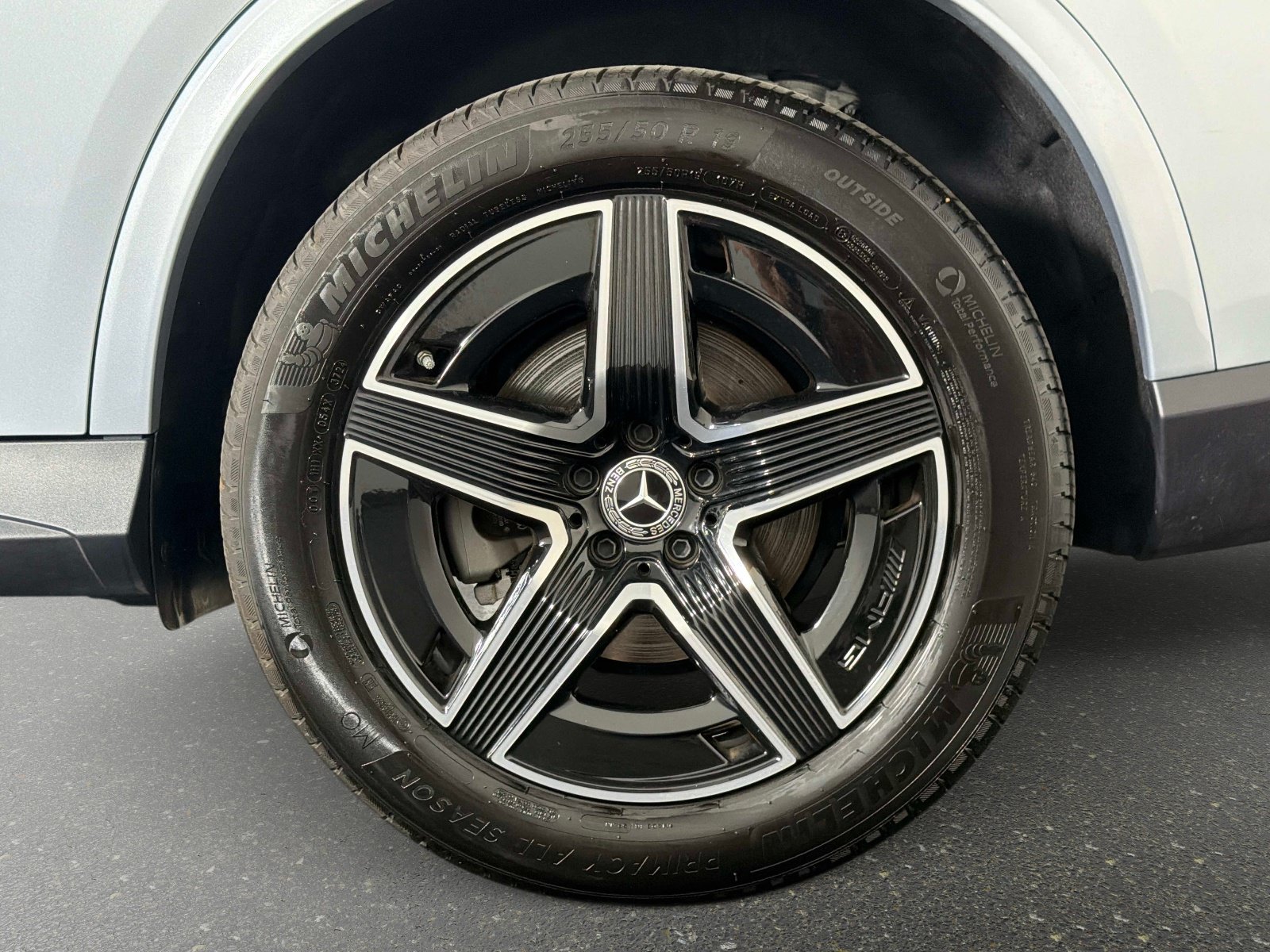 Used 2025 Mercedes-Benz GLC 300 4MATIC w/ AMG Line image 12