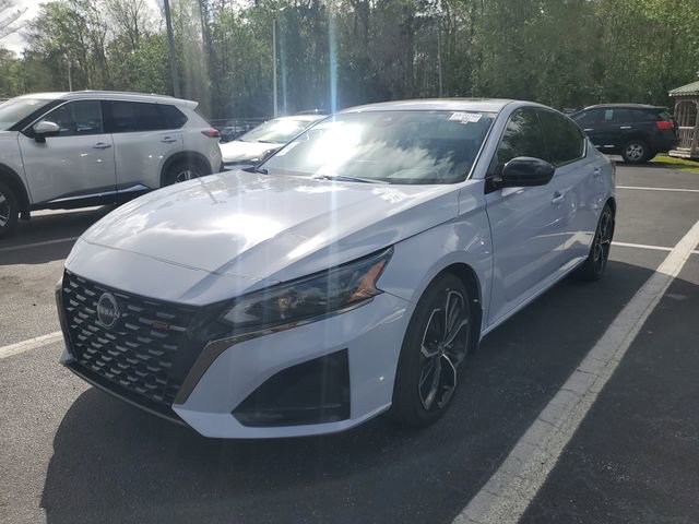 Used 2023 Nissan Altima 2.5 SR w/ SR Premium Package image 2