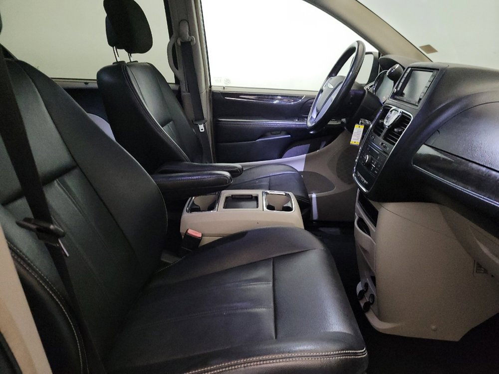Used 2015 Chrysler Town & Country Touring image 21