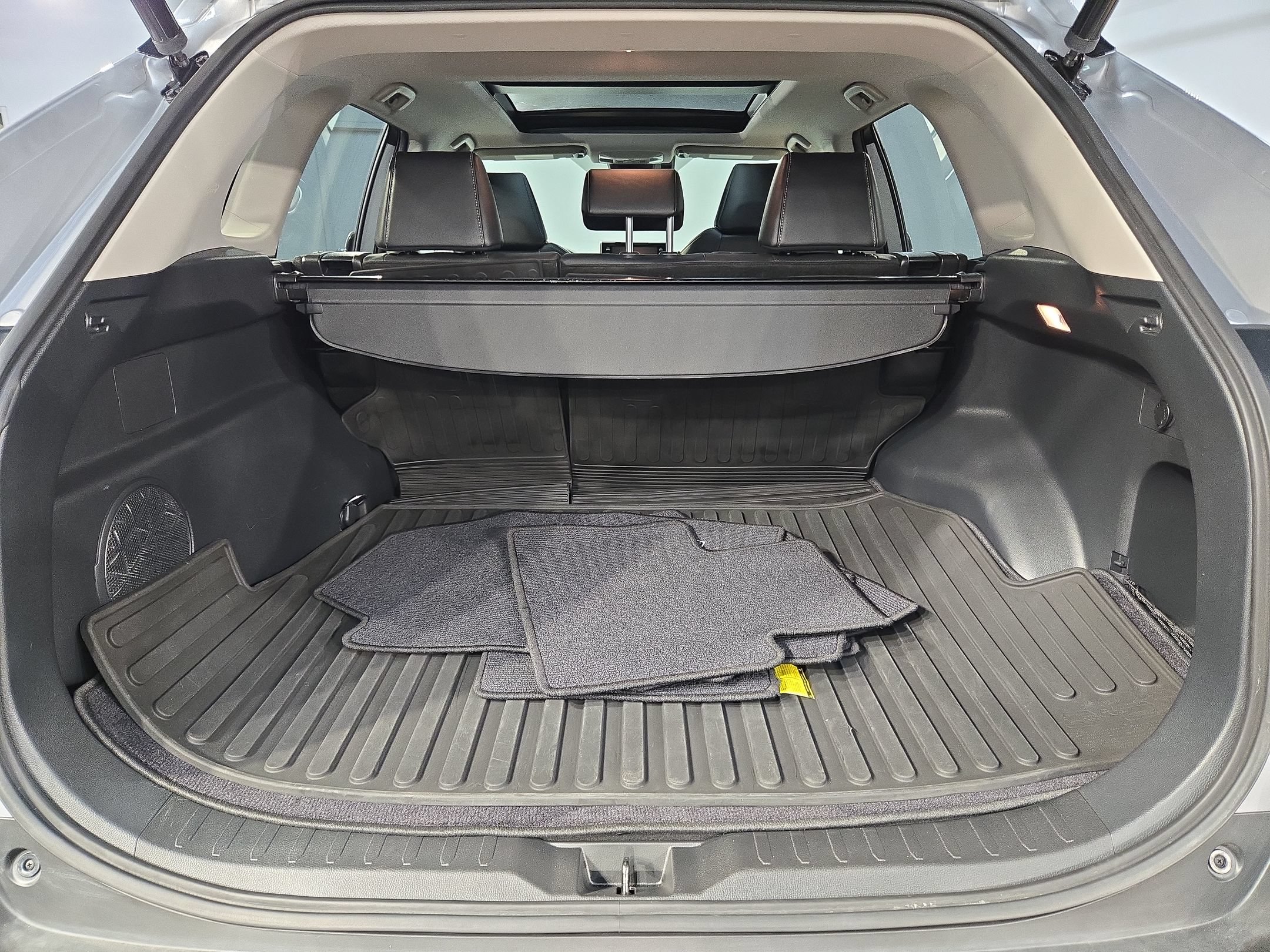 Used 2021 Toyota RAV4 Limited AWD/4WD image 18