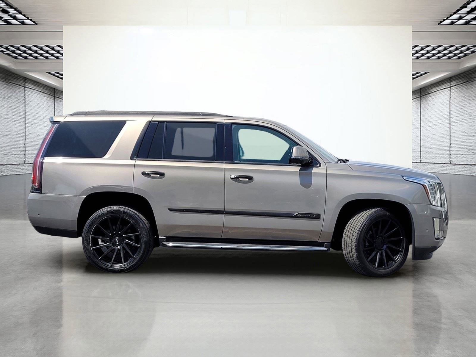 Used 2017 Cadillac Escalade Luxury AWD/4WD image 6