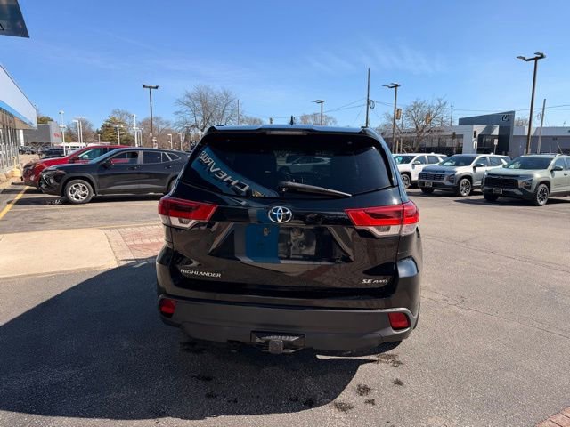 Used 2018 Toyota Highlander SE image 6