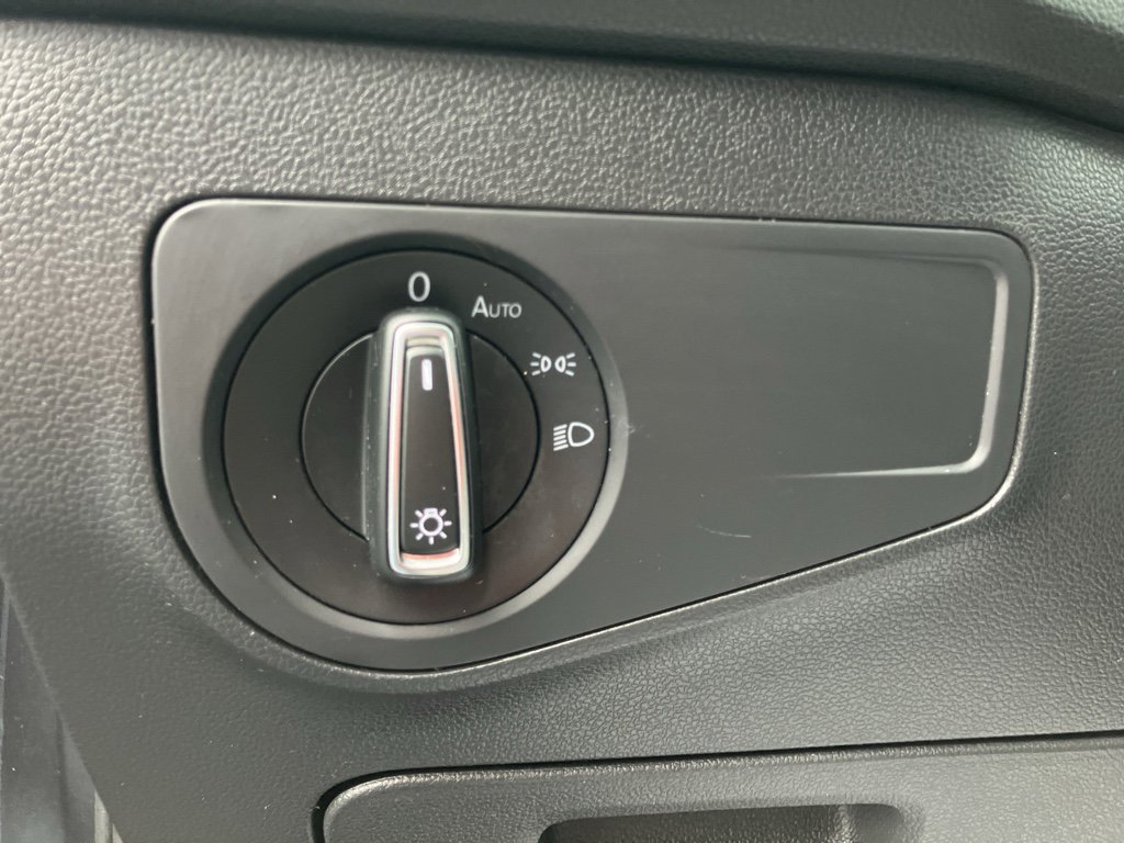 Used 2020 Volkswagen Tiguan SE w/ Panoramic Sunroof Package image 17