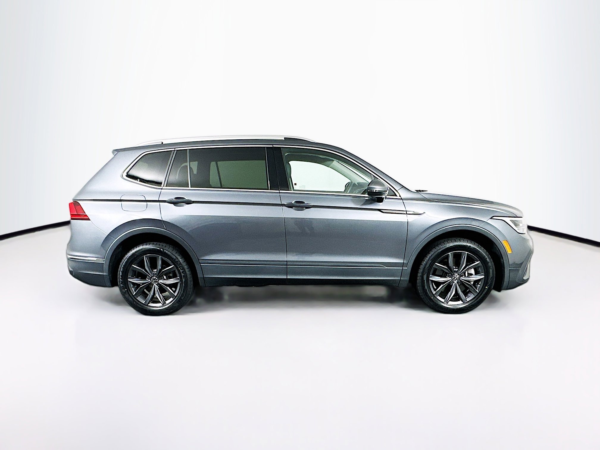 Used 2023 Volkswagen Tiguan SE image 10