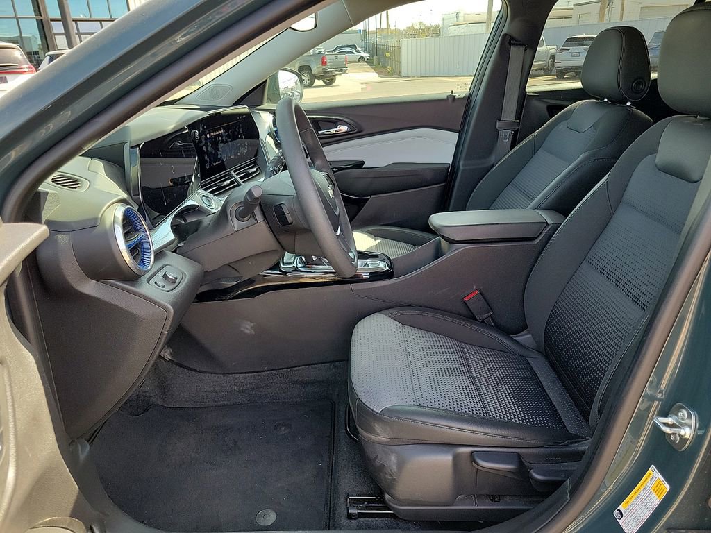 Used 2025 Chevrolet Trax LT image 10