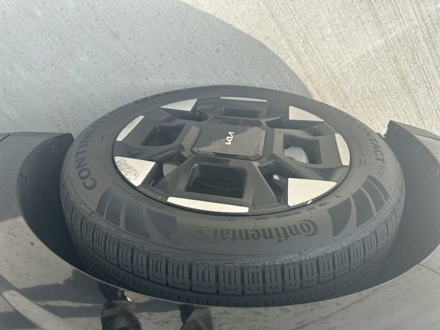 Used 2026 Kia Carnival EX image 37