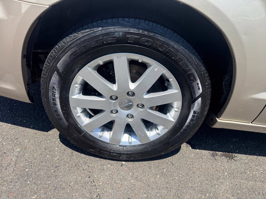 Used 2014 Chrysler Town & Country Touring FWD image 16