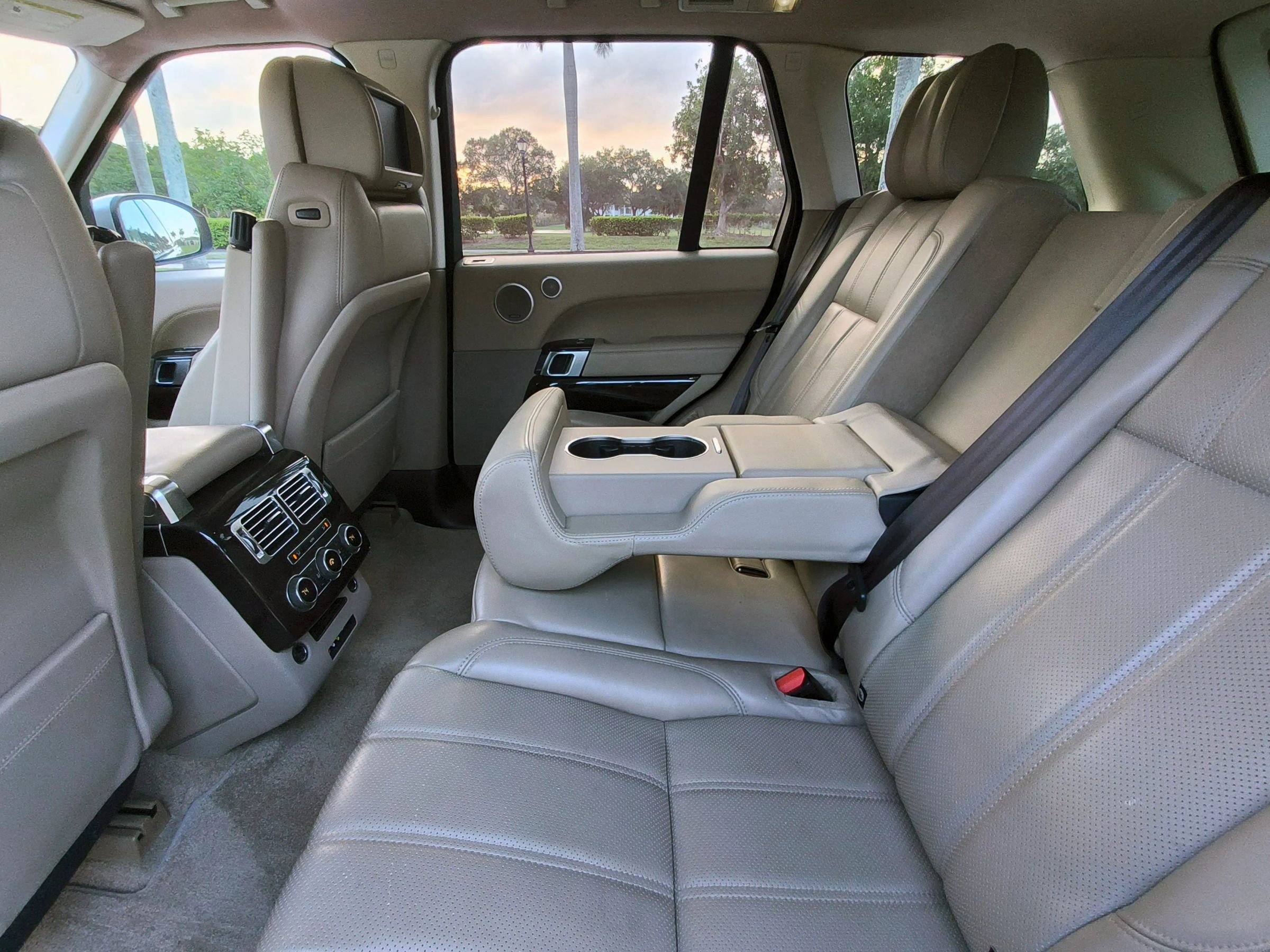 Used 2015 Land Rover Range Rover HSE image 32