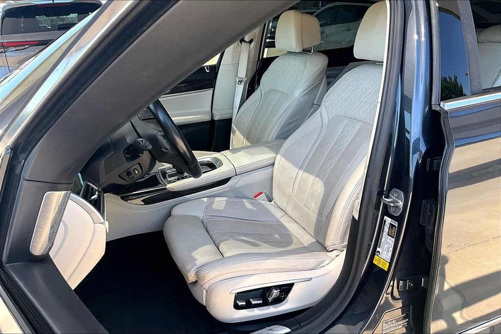 Used 2017 BMW 750i RWD image 26