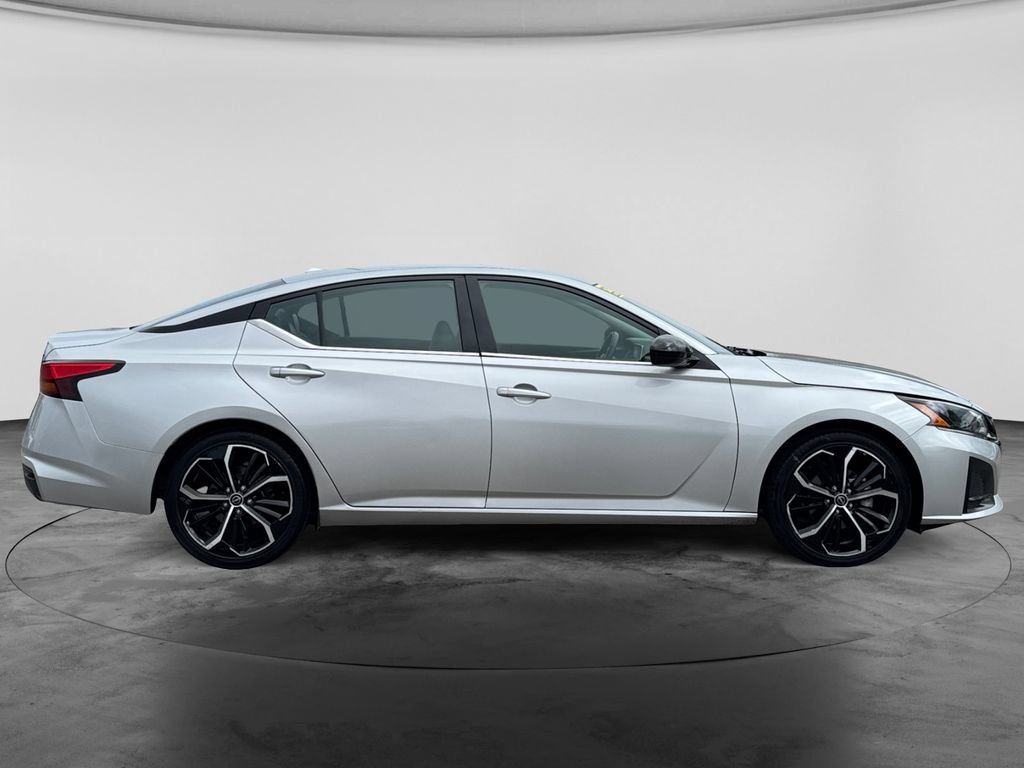 Used 2024 Nissan Altima 2.5 SR FWD image 9