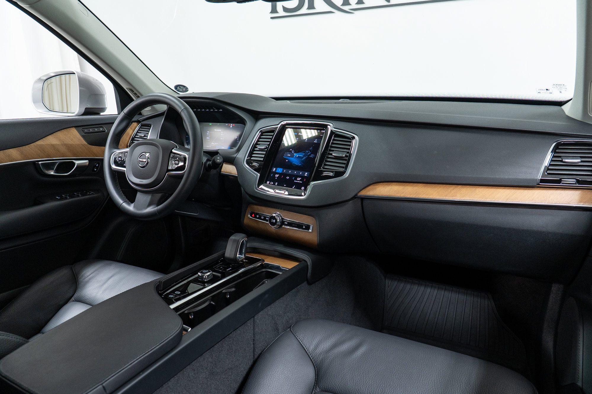 Used 2024 Volvo XC90 T8 Plus w/ Protection Package Premier image 14