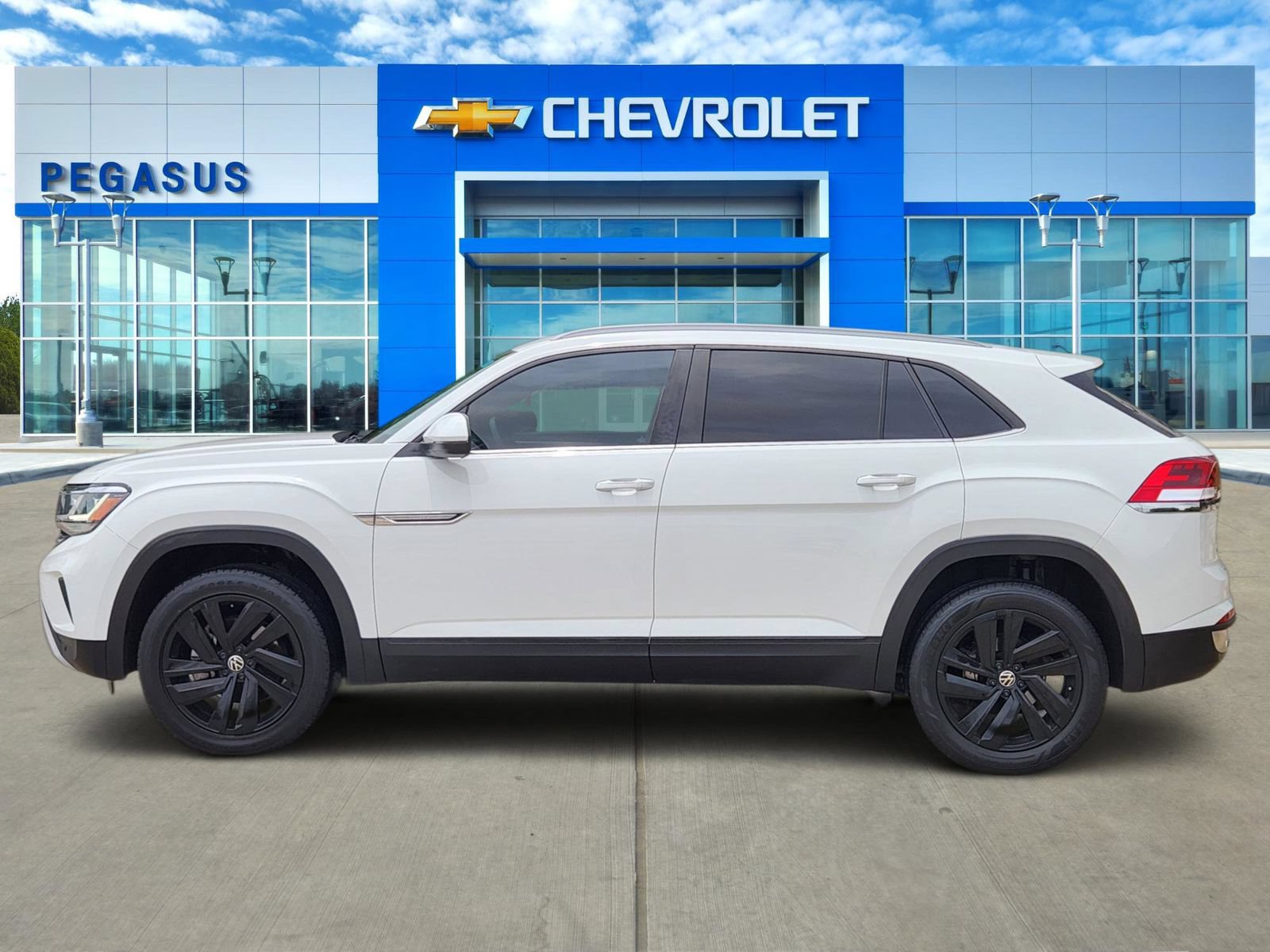 Used 2021 Volkswagen Atlas Cross Sport SE w/ Panoramic Sunroof Package FWD image 3