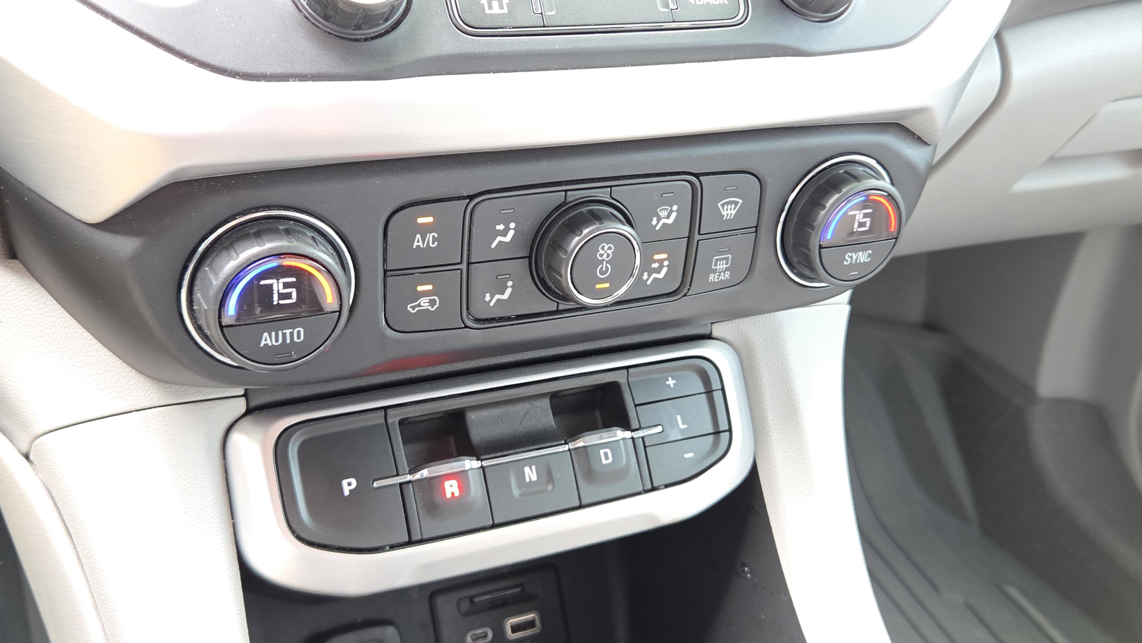 Used 2022 GMC Acadia SLT w/ Technology Package image 16