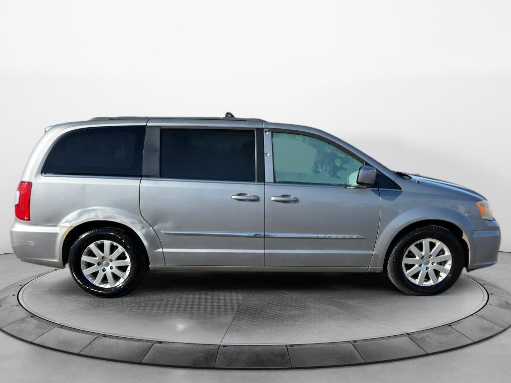 Used 2014 Chrysler Town & Country Touring image 4